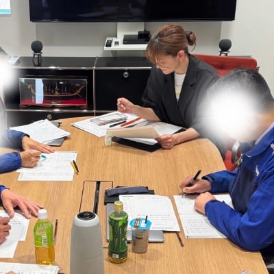 企業のオフィスでペン字講座の実施